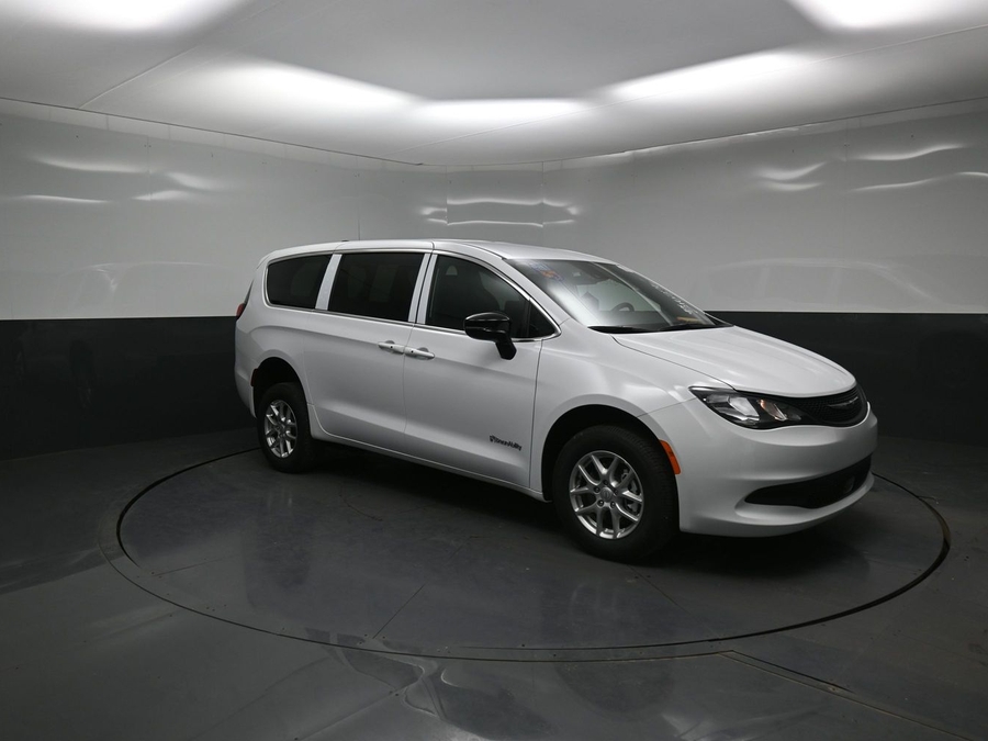 White Chrysler Voyager image number 18