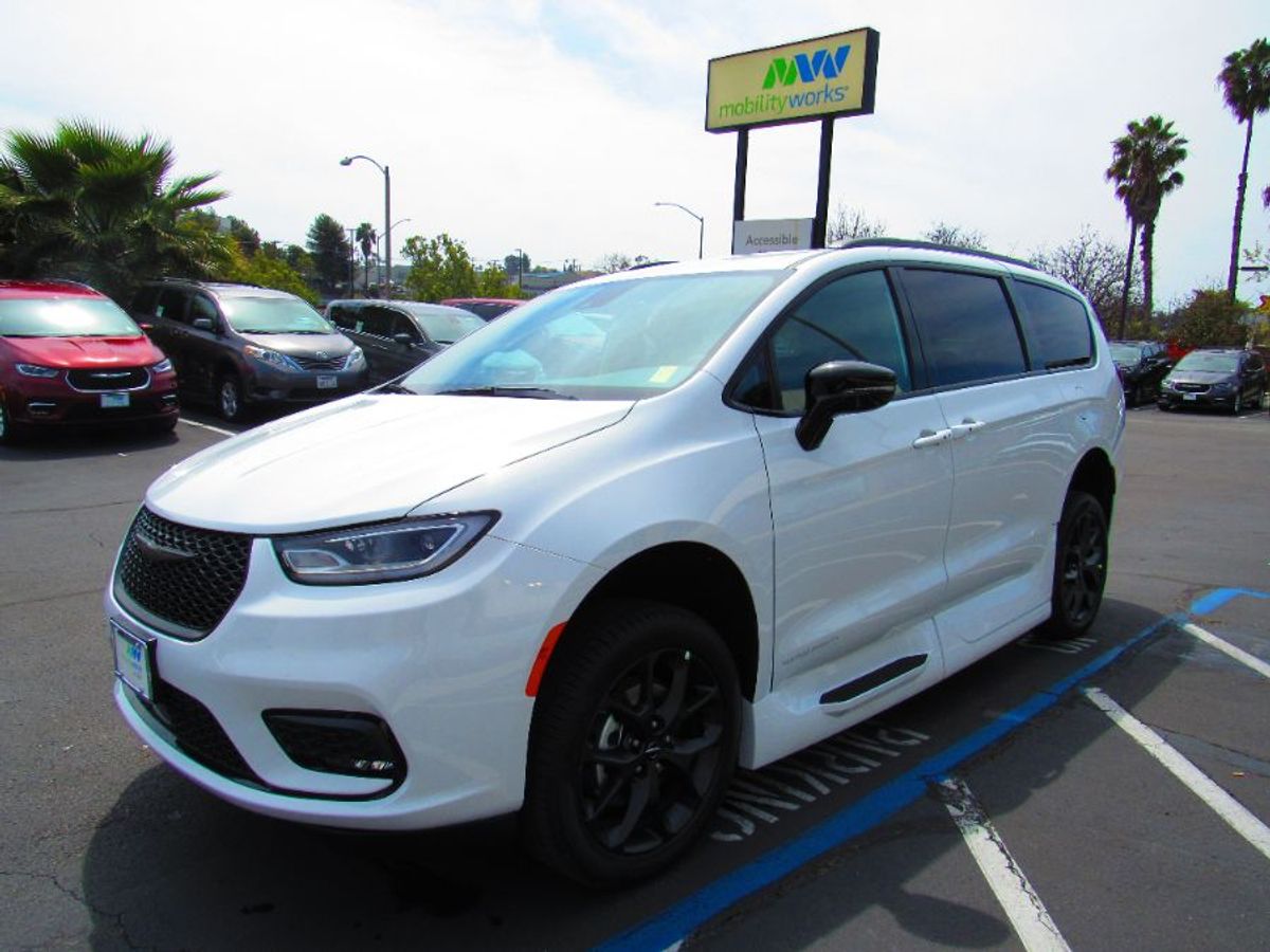 White Chrysler Pacifica image number 3