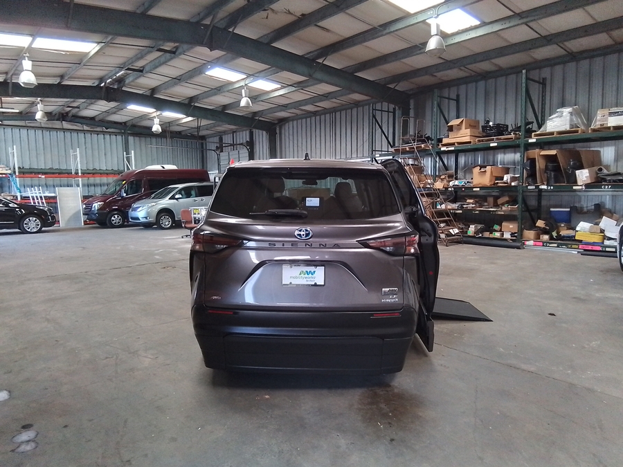 Grey Toyota Sienna image number 5