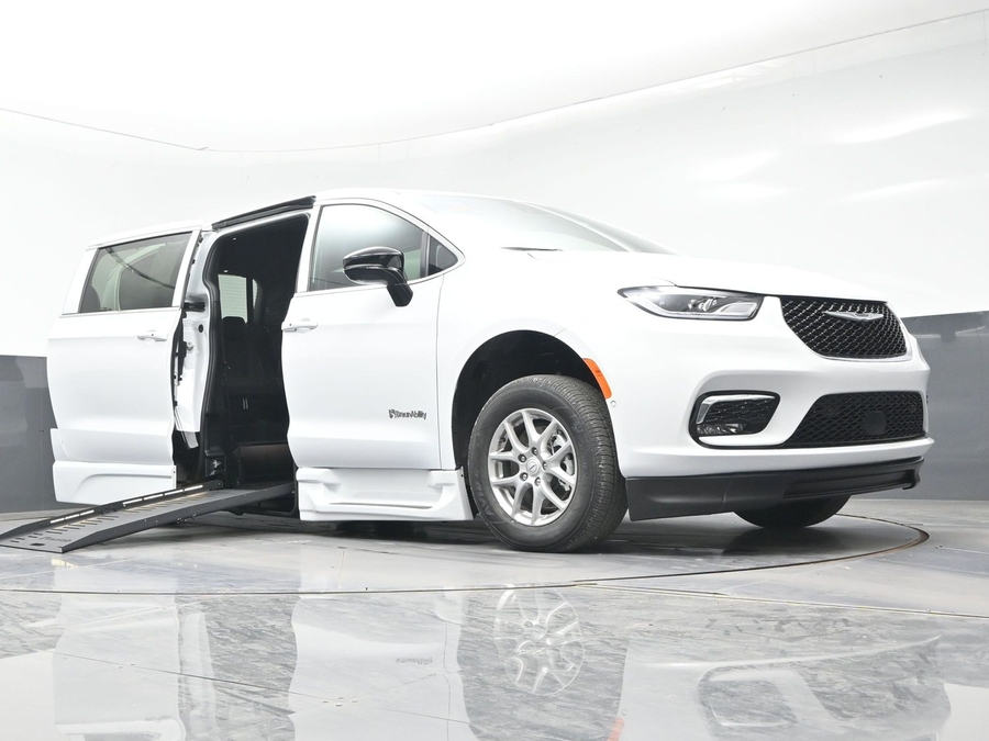 White Chrysler Pacifica image number 15