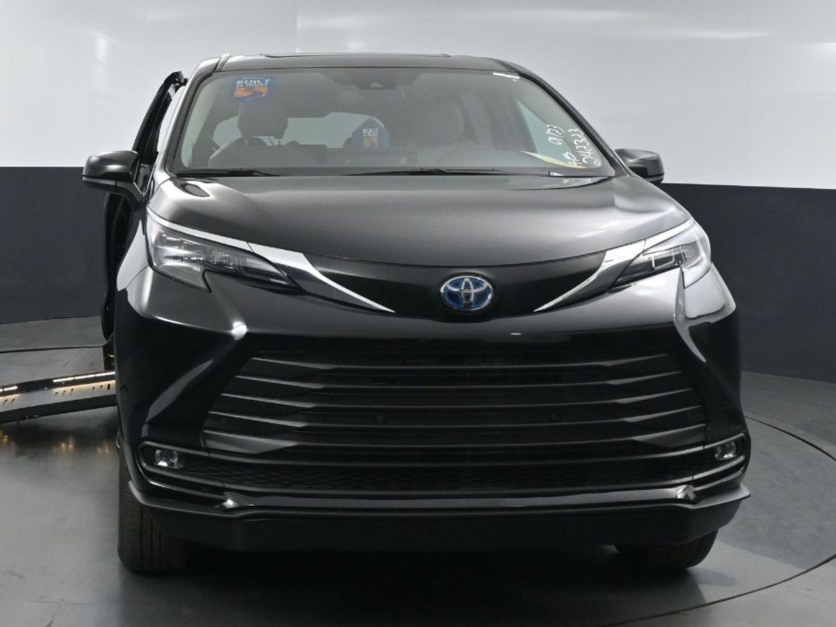 2025 TOYOTA SIENNA - Image 2