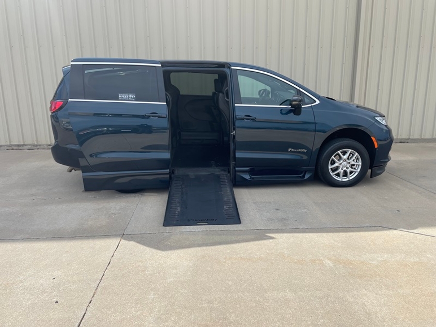 Used 2025 Chrysler Pacifica Select - BraunAbility Side Entry In Floor Automatic Ramp