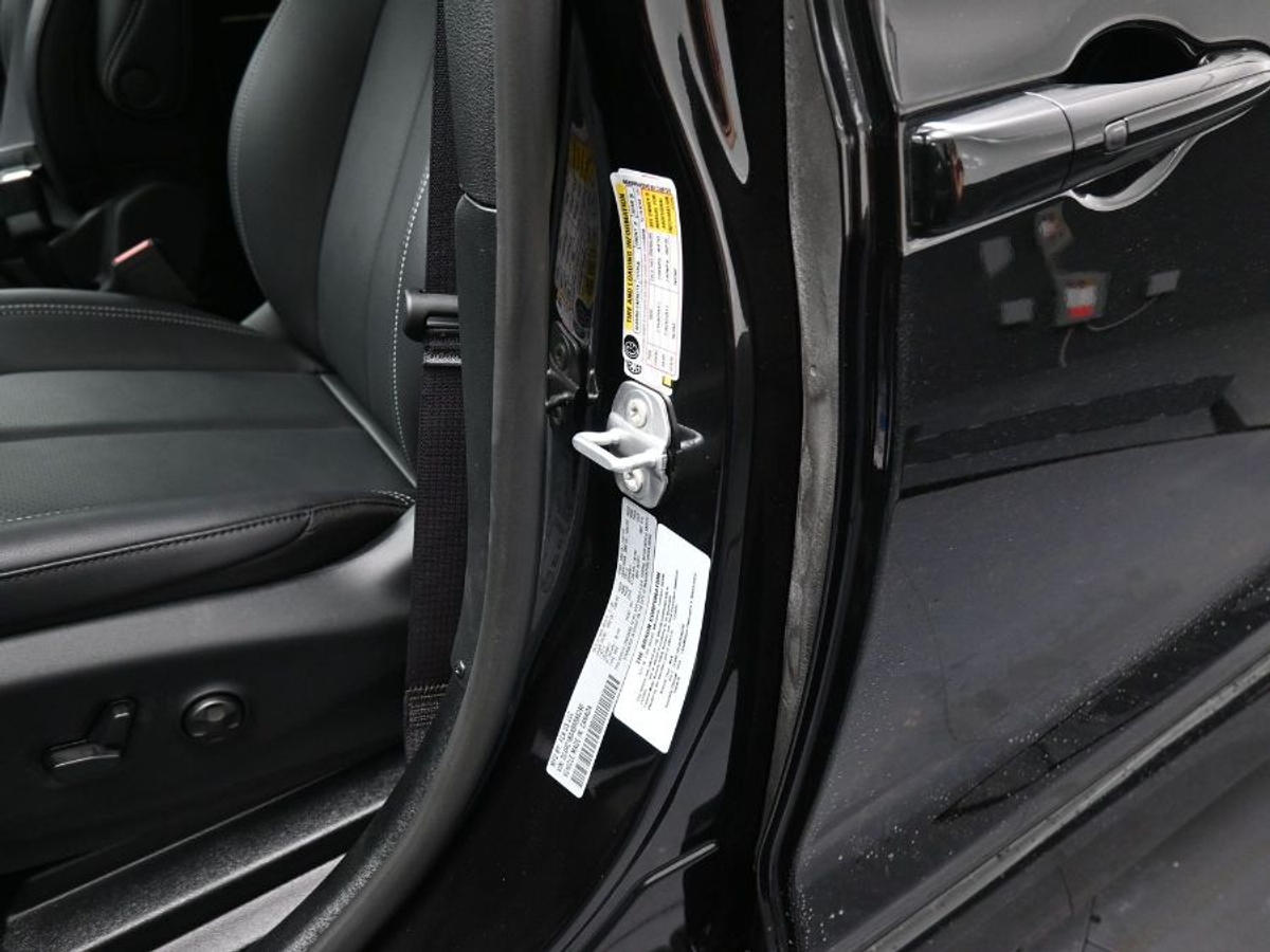 Black Chrysler Pacifica image number 25