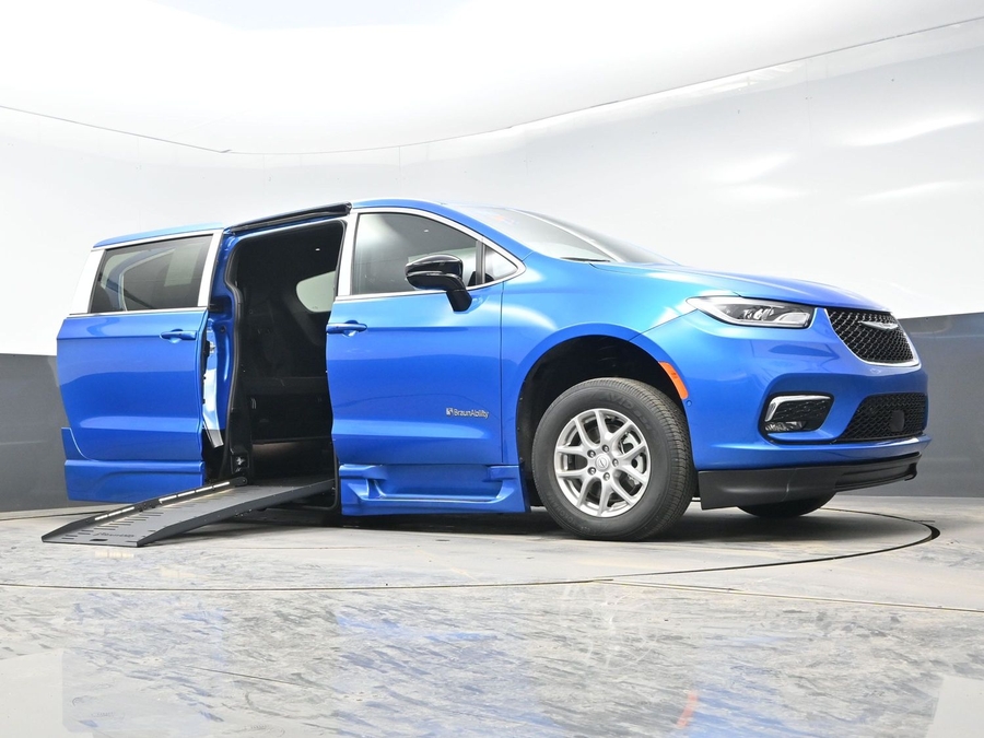 Blue Chrysler Pacifica image number 15