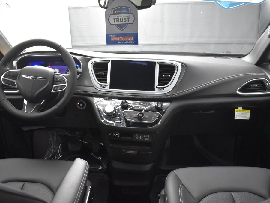 New 2025 Chrysler Pacifica Select Safety - BraunAbility Side Entry Entry In Floor Automatic Ramp