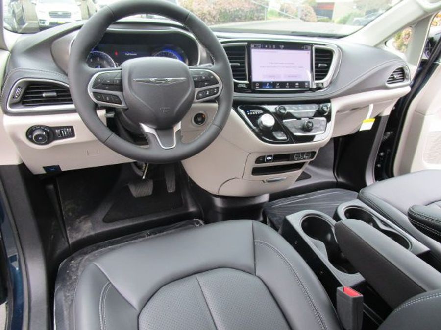 New 2025 Chrysler Pacifica Select Safety - BraunAbility Side Entry Entry In Floor Automatic Ramp