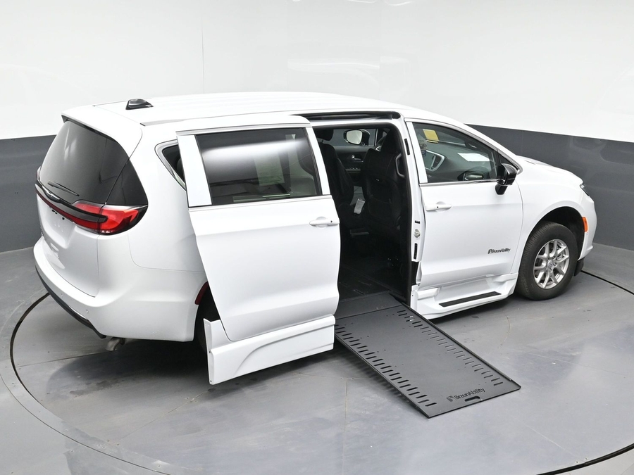 White Chrysler Pacifica image number 21