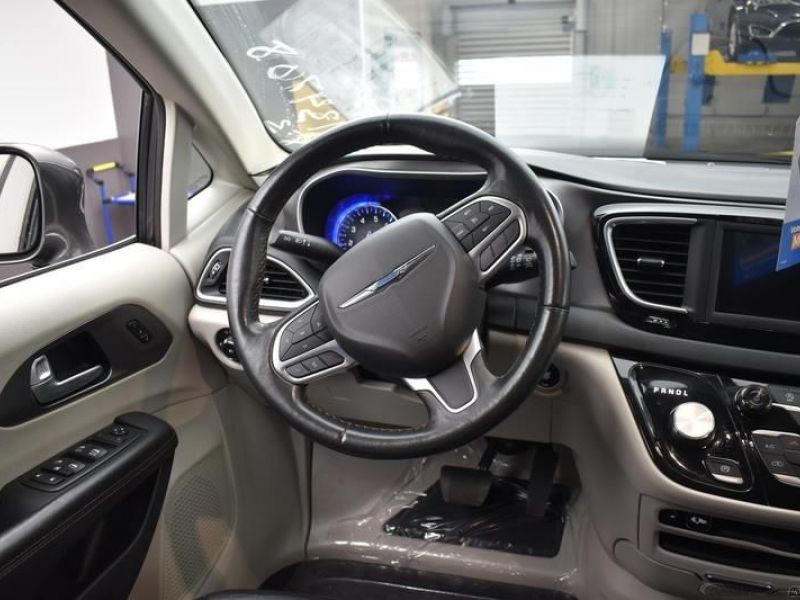 Grey Chrysler Pacifica image number 11