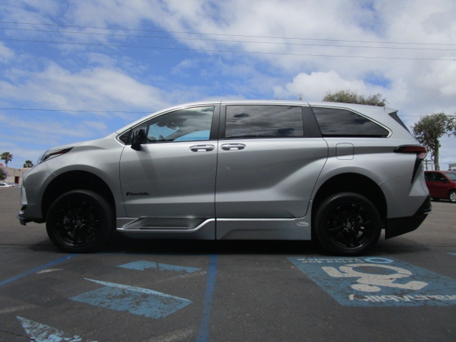 Used 2023 Toyota Sienna Hybrid XSE Sport - BraunAbility Side Entry Entry Fold Out Automatic Ramp