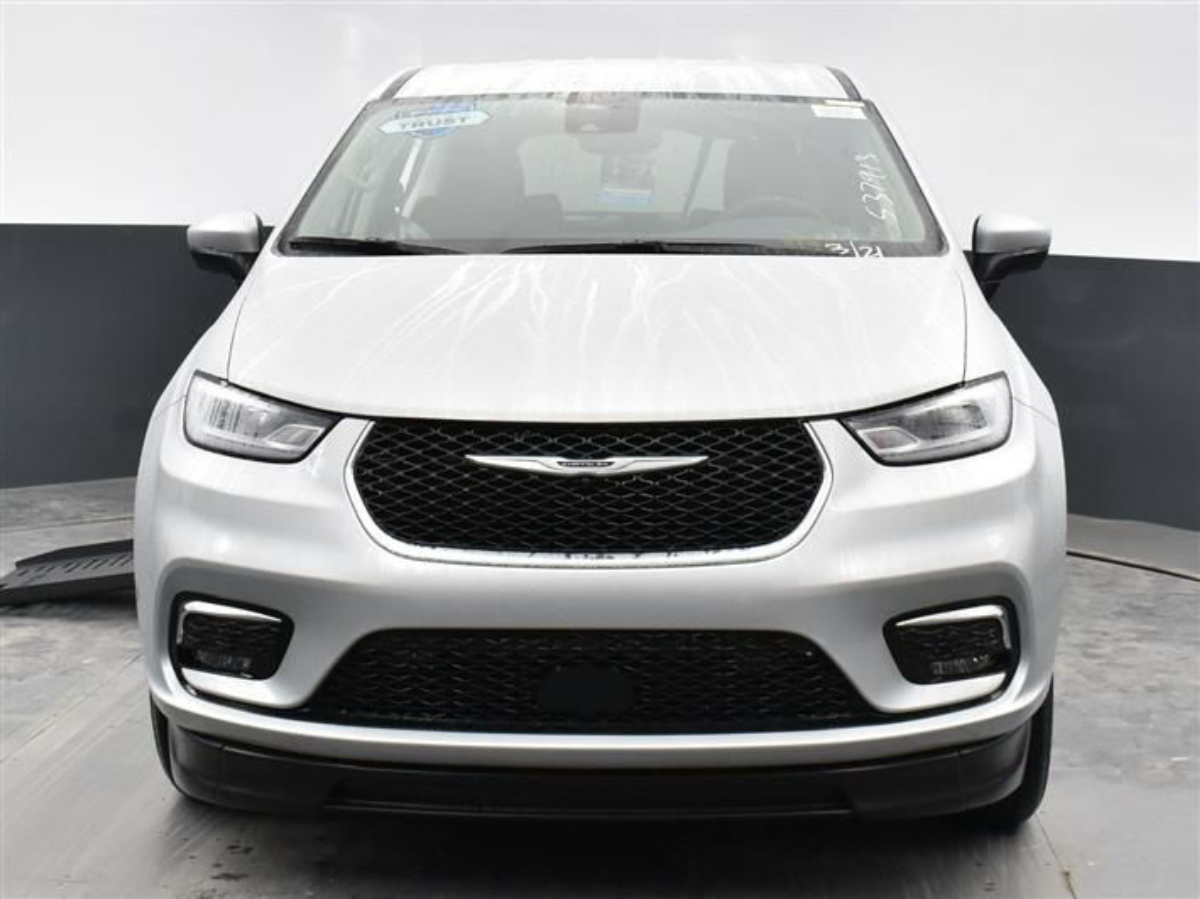 Silver Chrysler Pacifica image number 2