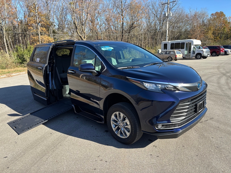 Used 2025 Toyota Sienna Hybrid XLE Base - BraunAbility Side Entry Entry In Floor Automatic Ramp