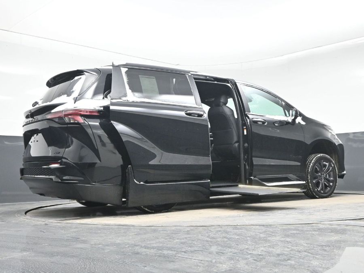 Black Toyota Sienna image number 21