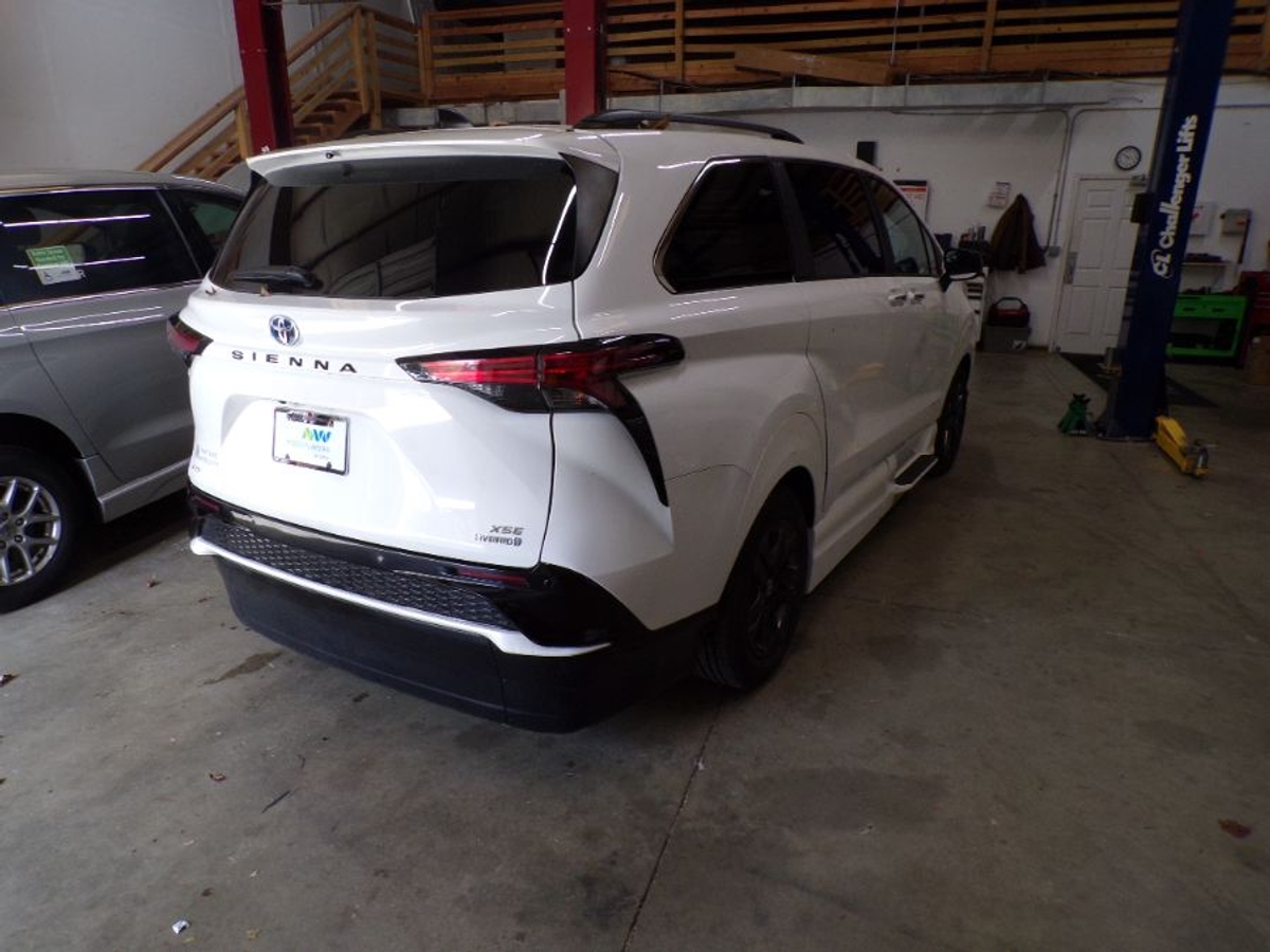 2024 TOYOTA SIENNA - Image 8