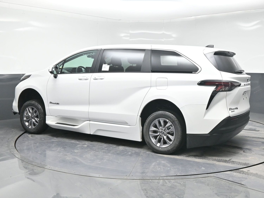 New 2025 Toyota Sienna Hybrid LE - BraunAbility Side Entry Entry Fold Out Automatic Ramp