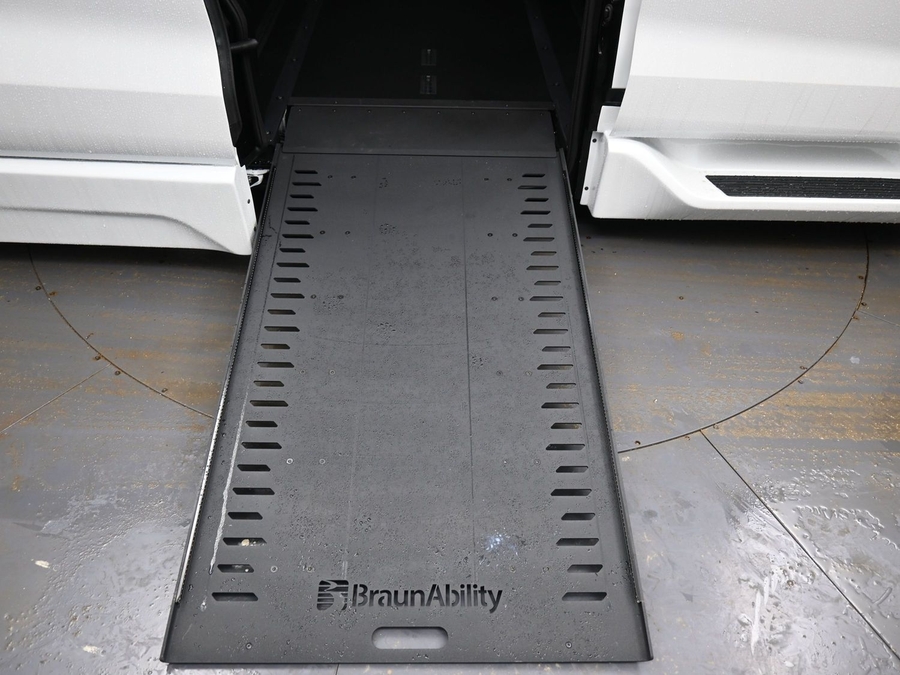 White Toyota Sienna image number 7