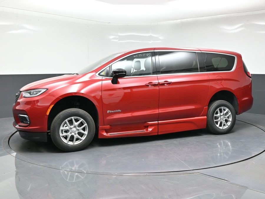 New 2026 Chrysler Pacifica Select Safety - BraunAbility Side Entry In Floor Automatic Ramp