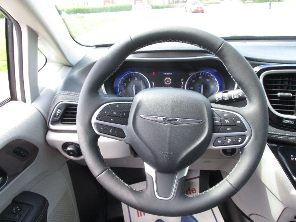 Silver Chrysler Pacifica image number 18