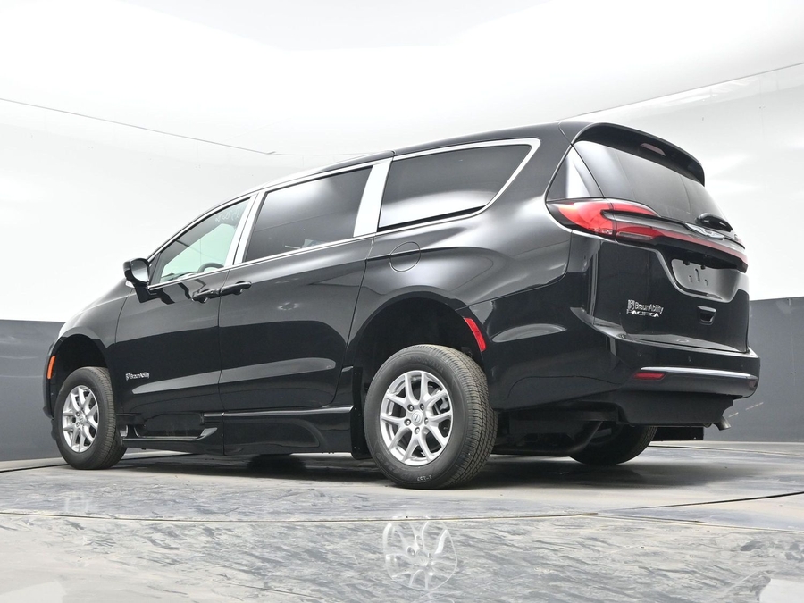 Black Chrysler Pacifica image number 17