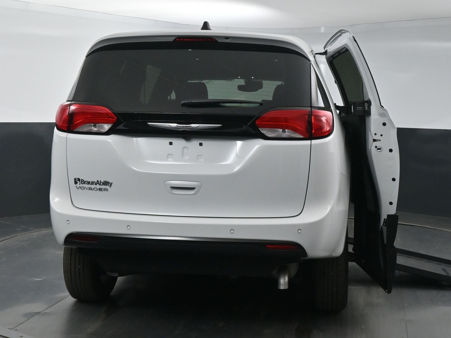 New 2025 Chrysler Voyager LX w MID ROW SEAT - BraunAbility Commercial Side Entry In Floor Manual Ramp