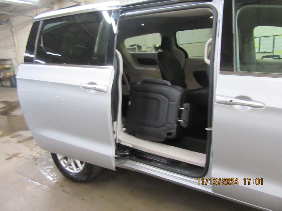 Silver Chrysler Pacifica image number 41