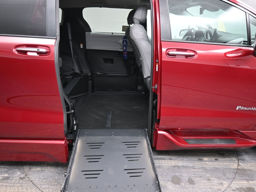 New 2025 Toyota Sienna Hybrid XLE Plus - BraunAbility Side Entry Entry Fold Out Automatic Ramp