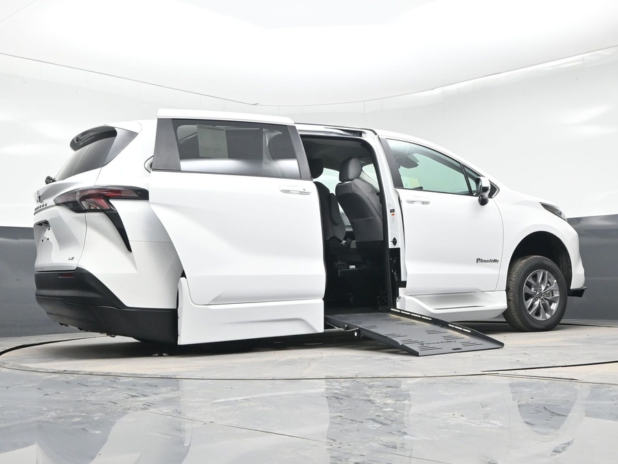 New 2025 Toyota Sienna Hybrid LE - BraunAbility Side Entry Entry Fold Out Automatic Ramp