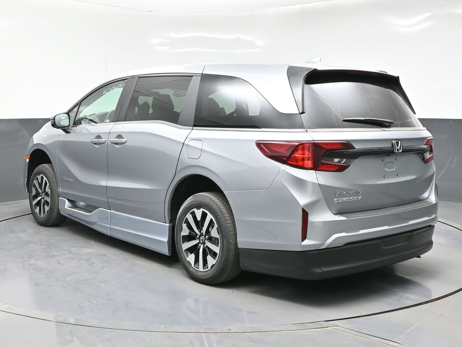 Silver Honda Odyssey image number 4
