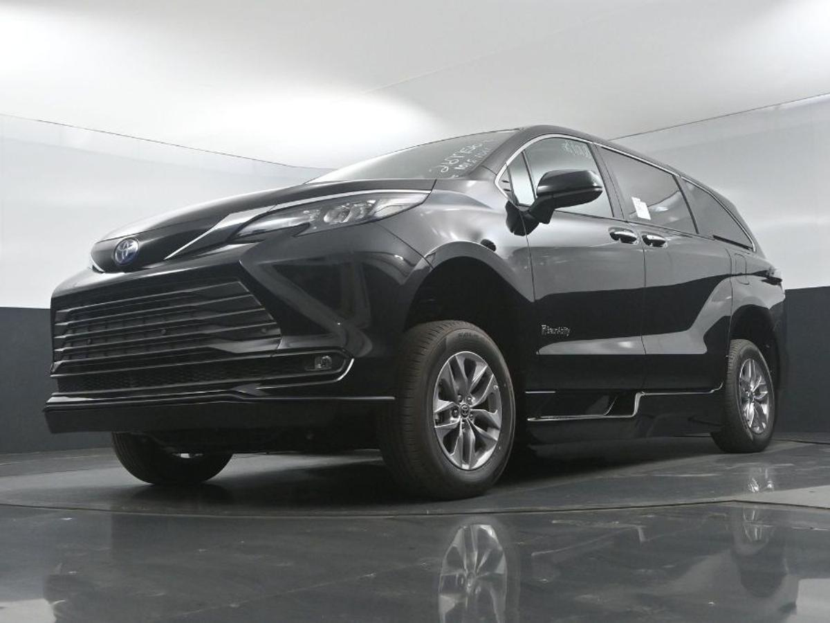 Black Toyota Sienna image number 18