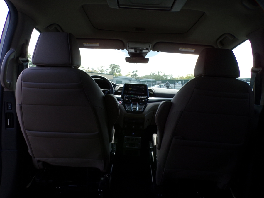 White Honda Odyssey image number 17