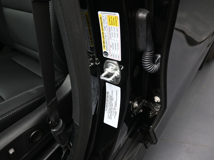 New 2025 Chevrolet Traverse 1LT Midnight - BraunAbility Side Entry Entry In Floor Automatic Ramp