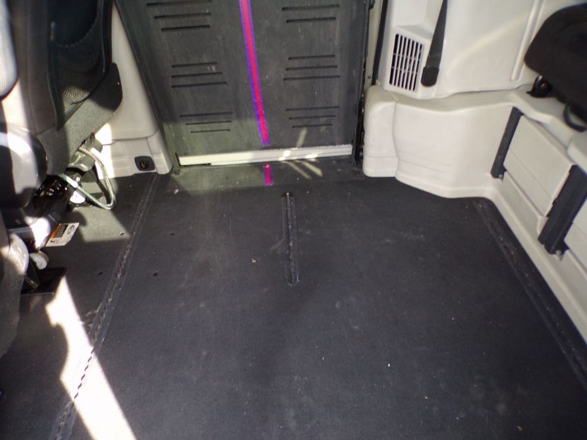 Silver Dodge Grand Caravan image number 16