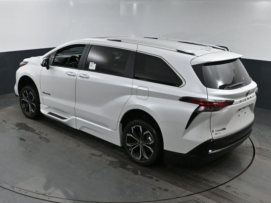 New 2025 Toyota Sienna Hybrid Platinum - BraunAbility Side Entry Entry In Floor Automatic Ramp