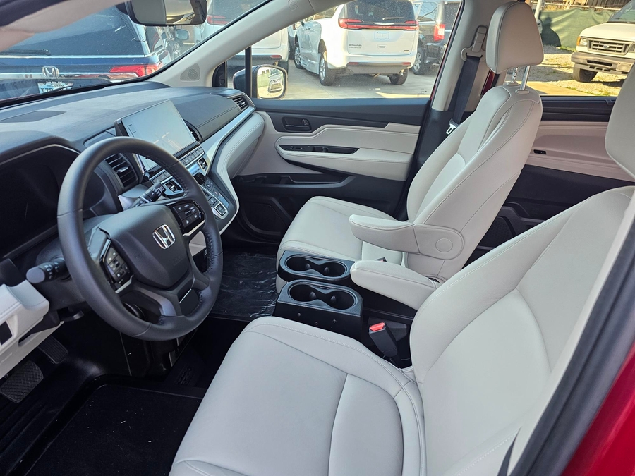 Red Honda Odyssey image number 9