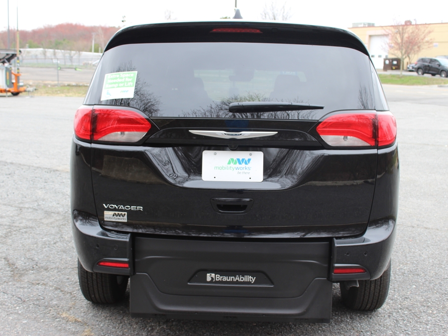 Black Chrysler Voyager image number 4