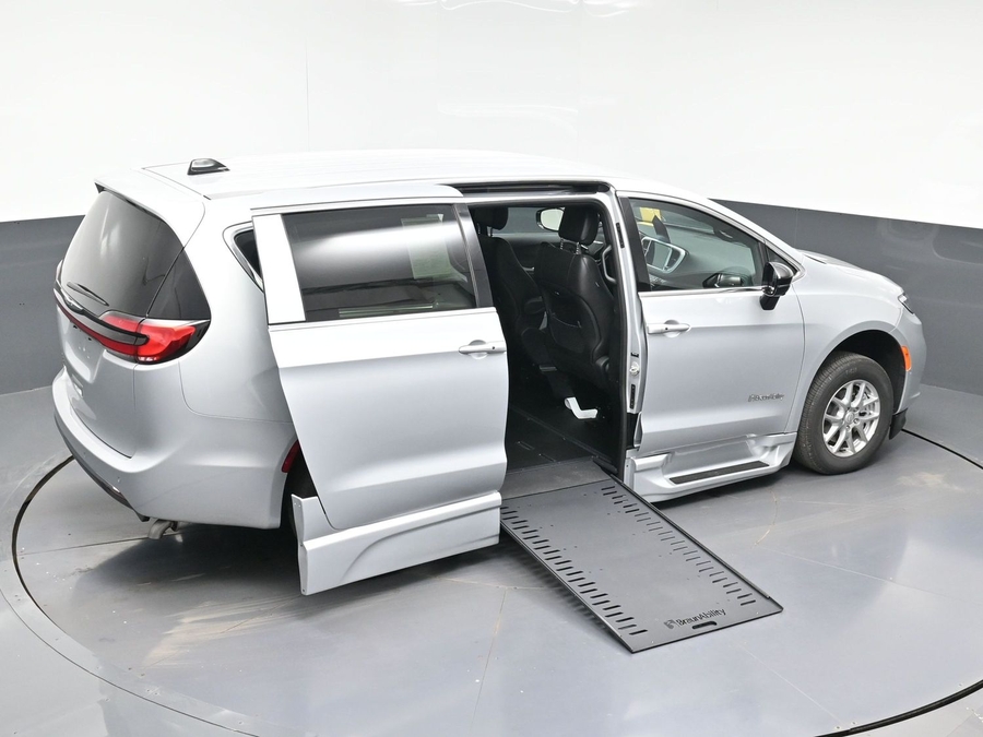 Silver Chrysler Pacifica image number 22