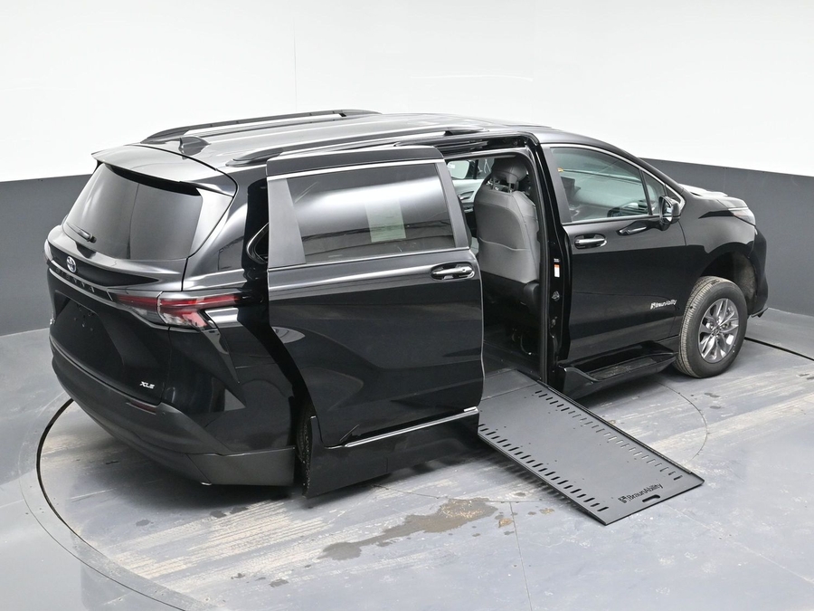 Black Toyota Sienna image number 25