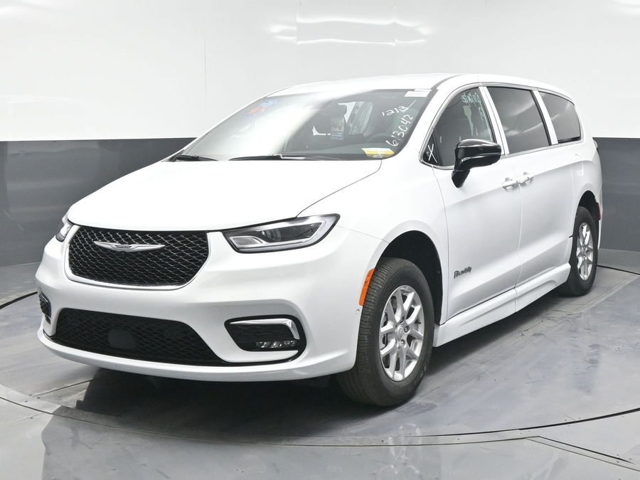 White Chrysler Pacifica image number 2