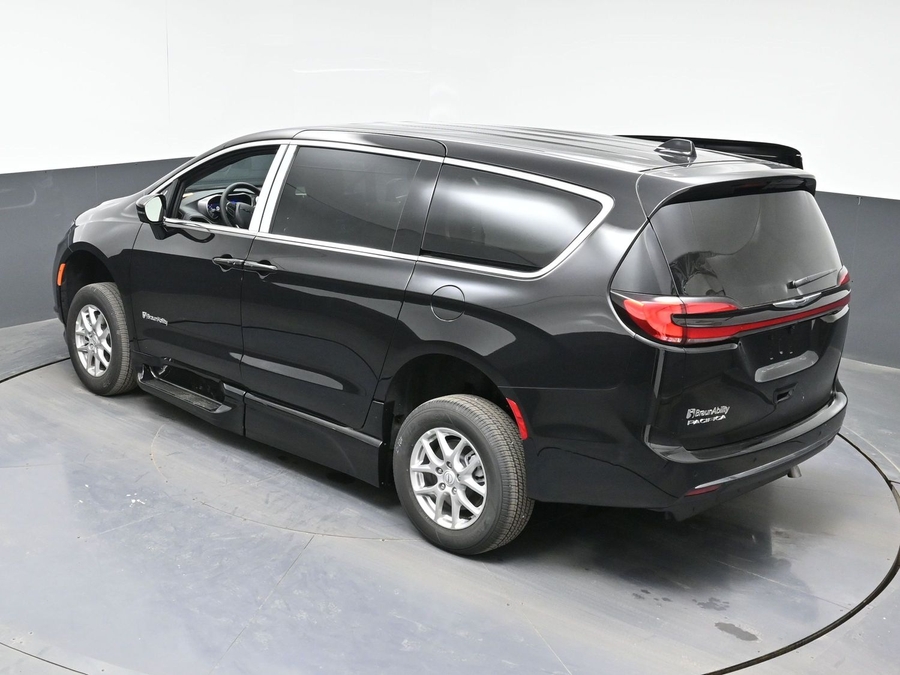 Black Chrysler Pacifica image number 21