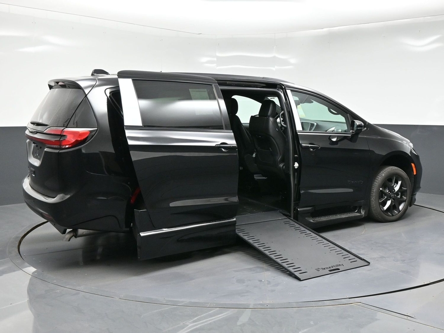 New 2026 Chrysler Pacifica Select Sport - BraunAbility Side Entry In Floor Automatic Ramp