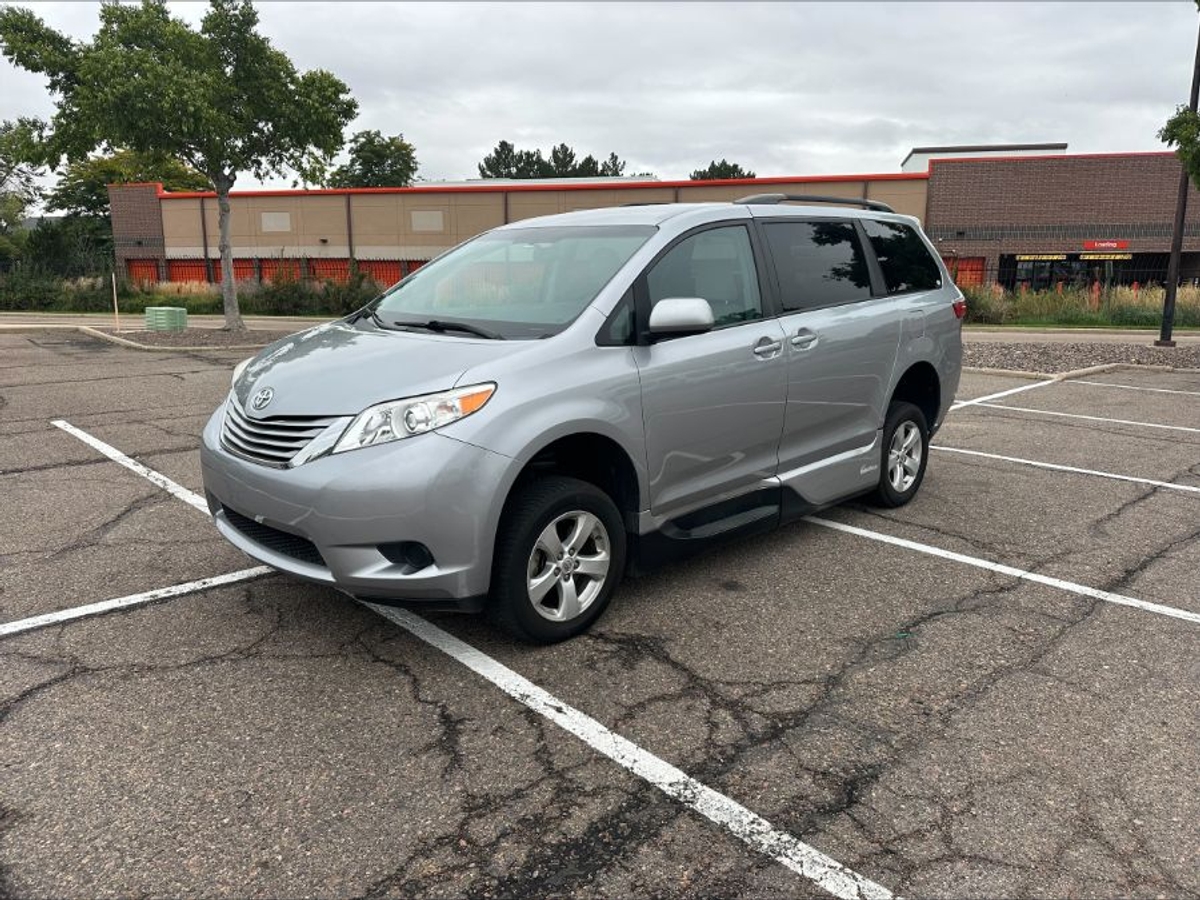 2017 TOYOTA SIENNA - Image 13