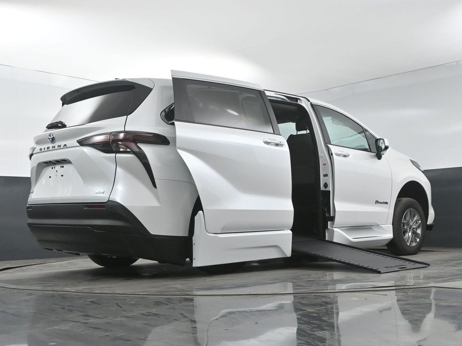 New 2025 Toyota Sienna Hybrid XLE Base - BraunAbility Side Entry Entry In Floor Automatic Ramp