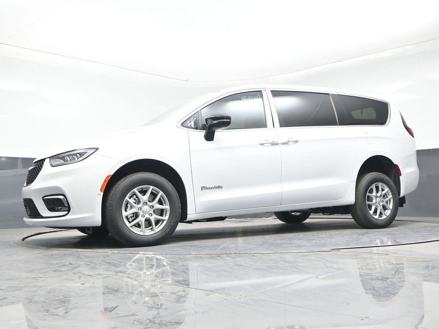 White Chrysler Pacifica image number 18