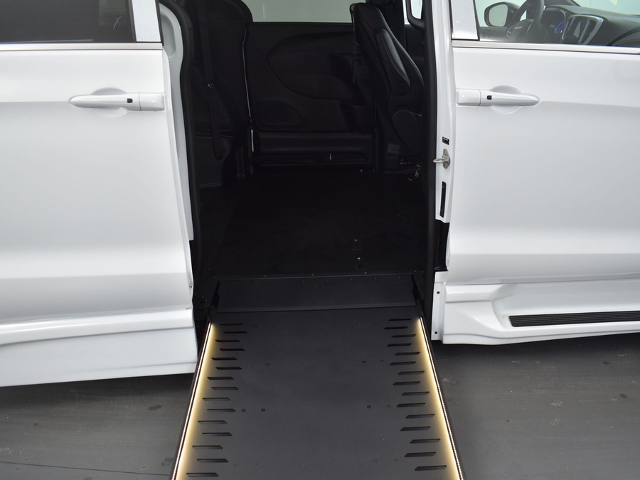 New 2025 Chrysler Pacifica SELECT PLUS - BraunAbility Side Entry Entry In Floor Automatic Ramp