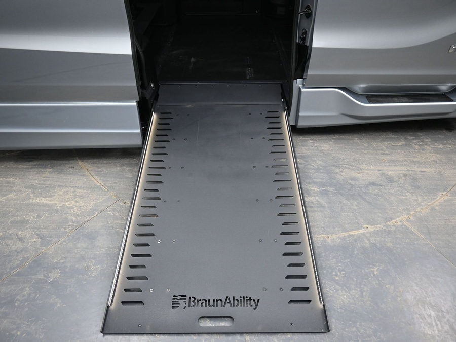 Silver Honda Odyssey image number 10