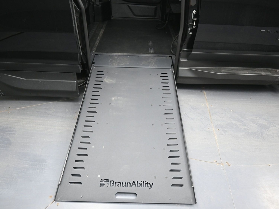 New 2025 Chevrolet Traverse 1LT Midnight - BraunAbility Side Entry Entry In Floor Automatic Ramp