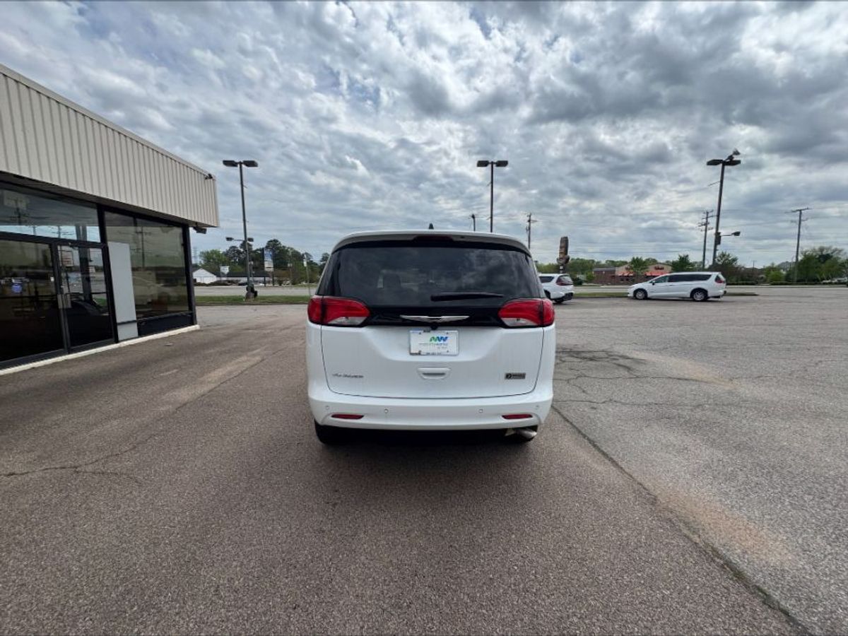 White Chrysler Voyager image number 5