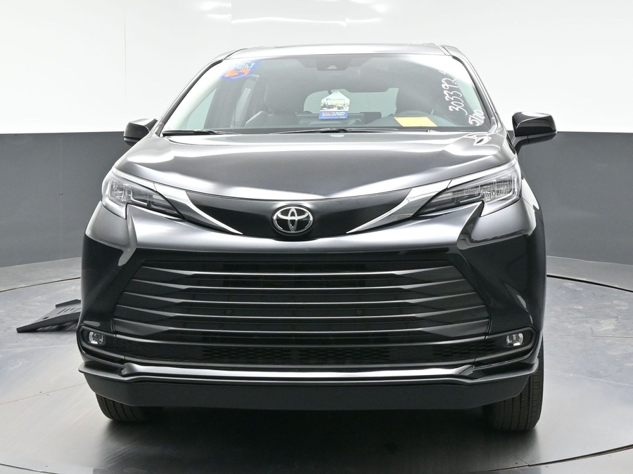 Black Toyota Sienna image number 1