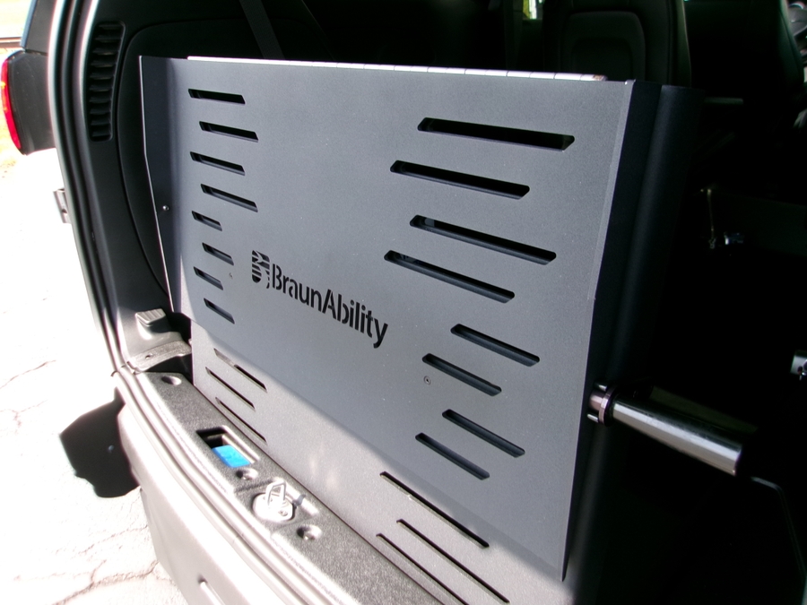 White Chrysler Voyager image number 36