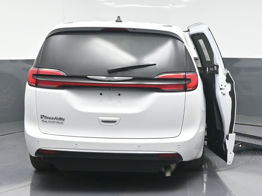 White Chrysler Pacifica image number 5