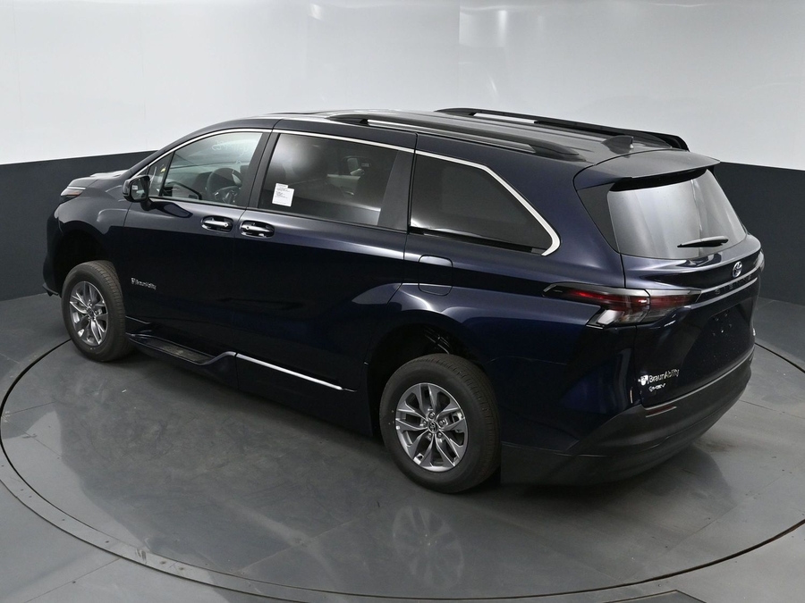 New 2025 Toyota Sienna Hybrid XLE Plus - BraunAbility Side Entry Entry In Floor Automatic Ramp
